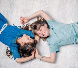 Obraz na płótnie Canvas studio photo of two sistes, children, girls having fun