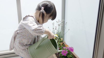 子供　育児　ガーデニング　水やり © polkadot