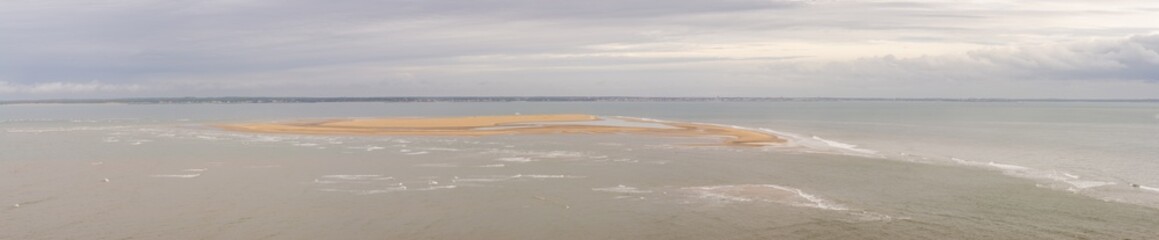 Fototapeta na wymiar Panorama banc de sable Phare du Cordouan Charente Maritime France