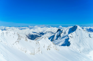 ski Snowy and rocky peaks of the Austrian Alps