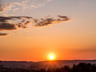 Wolkenhimmel bei Sonnenuntergang