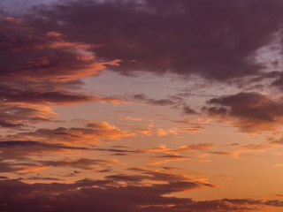 Wolkenhimmel bei Sonnenuntergang