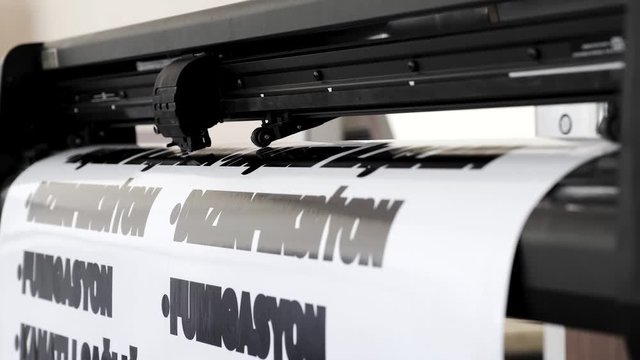 Vinyl cutter plotter machine and moving cutting head