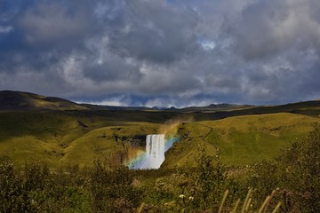 Cascada de Skógafoss, desde la lejanía con un gran arcoiris, Islandia.