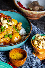 Indisches Curry-Reis-Gericht mit Erbsen und Blumenkohl dazu Samosas