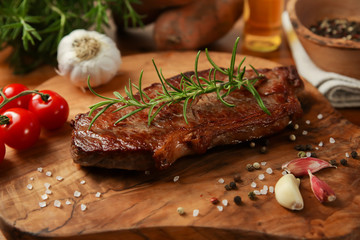 Steak medium gebraten auf Brettchen mit Rosmarien | Rumpsteak medium