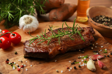 Steak medium gebraten auf Brettchen mit Rosmarien | Rumpsteak medium