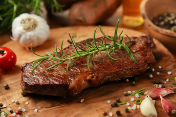 Steak medium gebraten auf Brettchen mit Rosmarien | Rumpsteak medium