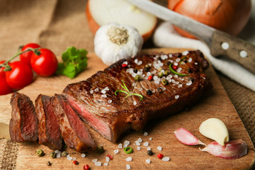 Steak medium gebraten auf Brettchen  aufgeschnitten | Rumpsteak medium