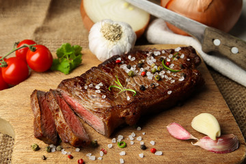 Steak medium gebraten auf Brettchen  aufgeschnitten | Rumpsteak medium