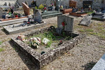 Tombes dans un cimetière français abandonnées, en mauvais états dù à un manque d'entretien depuis des années USAGE UNIQUEMENT EDITORIAL
