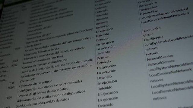 Scroll administrador de tareas en pantalla de ordenador. Pantalla en blanco con palabras y n&uacute;meros en negro, palabras en espa&ntilde;ol.