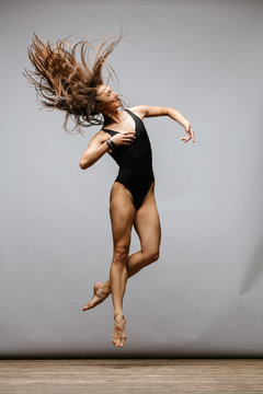 the modern ballet dancer dancing