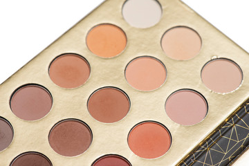 Paleta de sombras de diferentes tonalidades o colores de color dorado con el fondo blanco