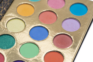 Paleta de sombras de diferentes tonalidades o colores de color dorado con el fondo blanco