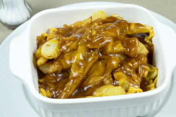 plat canadien Poutine (frites, cheddar et sauce brune)