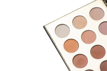 Paleta de sombras de diferentes tonalidades o colores de color dorado con el fondo blanco