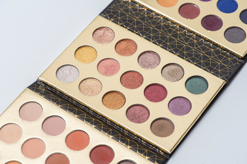 Paleta de sombras de diferentes tonalidades o colores de color dorado con el fondo blanco