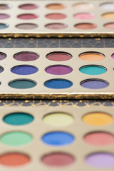 Naklejka premium Paleta de sombras de diferentes tonalidades o colores de color dorado con el fondo blanco