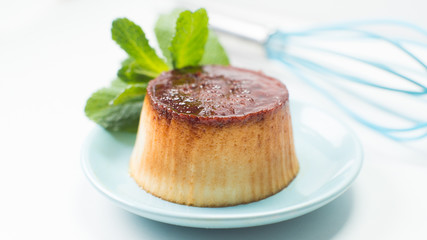 Flan de huevo con fruta fresca