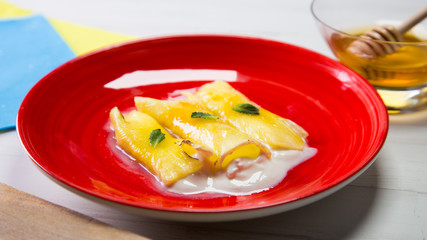 Canelón de piña con yogurt