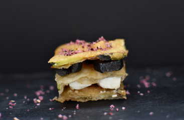 tapa de berenjena con queso feta y aceitunas