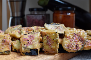 tapa de berenjena en tempura  con queso feta y aceitunas negras