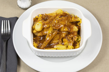 plat canadien Poutine (frites, cheddar et sauce brune)