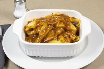 plat canadien Poutine (frites, cheddar et sauce brune)