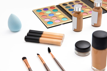 Kit de maquillaje que incluye paleta de sombras, aplicadores o brochas, rubores, pestañas , rimel,...