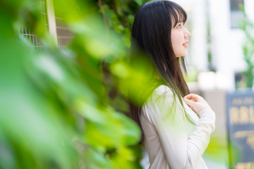 女性　横顔　東京　原宿　初夏