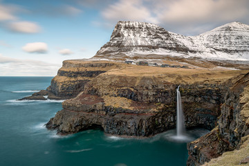 La cascata di Múlafossur e il villaggio di  Gasadalur, Isole Faroe, Danimarca