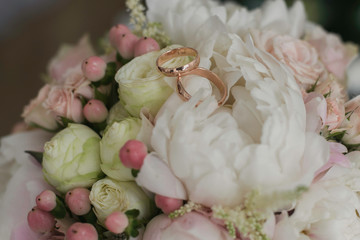 Bridal bouquet and wedding rings