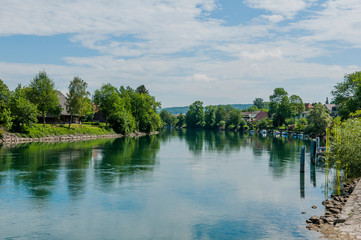 Büren, Büren an der Aare, Stadtkirche, Sankt Katharinen, Kirche, Aare, Fluss, Stadt, Altstadt, historische Häuser, Uferweg, Schifffahrt, Seeland, Kanton Bern, Frühling, Sommer, Schweiz