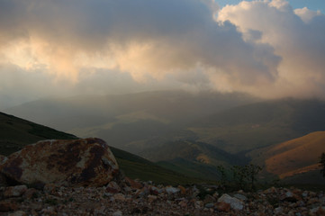 Obraz premium Low clouds rolling down the hills into the valley below.