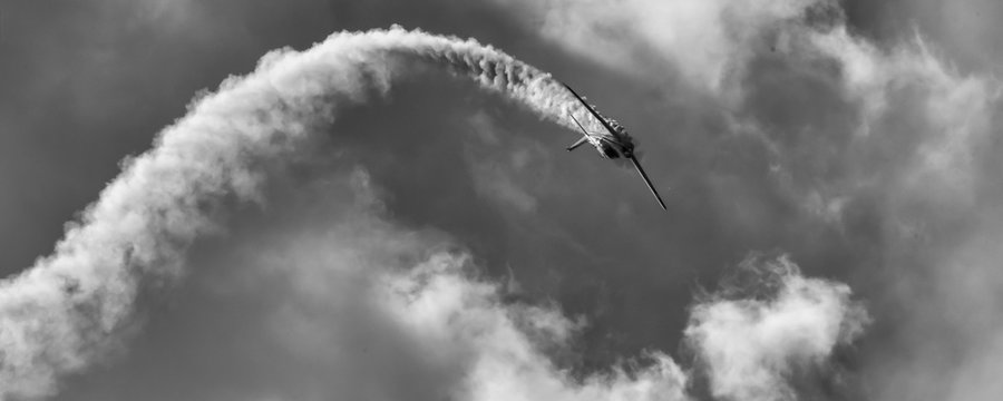 Trajectoire d'avion en voltige soulign&eacute;e par le fumig&egrave;ne