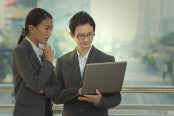 The outside meeting of business duo, Confusing motion, doubt, argument.