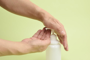 除菌ジェルで手を拭く