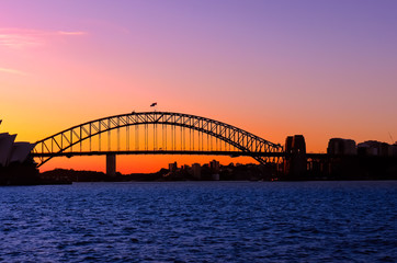 Naklejka premium Panoramiczny widok na port w Sydney z wszystkimi żywymi kolorami w pomarańczowo-niebieskie popołudnie zachodu słońca