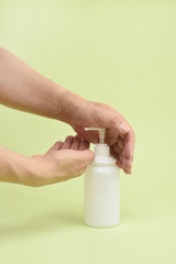 除菌ジェルで拭く手