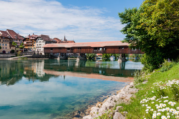 Fototapeta premium Büren, Büren an der Aare, Holzbrücke, Brücke, Aare, Fluss, Stedtli, Reiben, Stadt, Altstadt, historische Häuser, Uferweg, Schifffahrt, Seeland, Kanton Bern, Frühling, Sommer, Schweiz