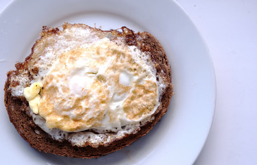 grain bread and scrambled eggs sandwich