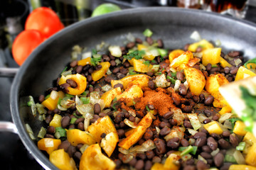 Bohnen und Paprika in einer Pfanne mit Curry