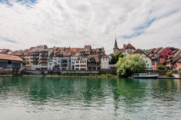 B&uuml;ren, B&uuml;ren an der Aare, Aare, Fluss, Holzbr&uuml;cke, historische H&auml;user, Altstadt, Altstadth&auml;user, Wanderweg, Fr&uuml;hling, Sommer, Schweiz