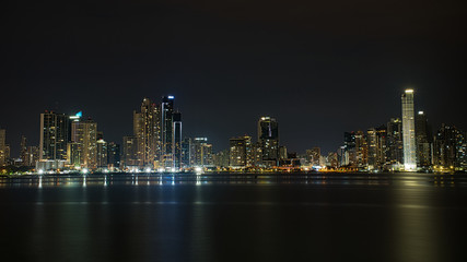 Fototapeta na wymiar Downtown Skyline Panama-City Nachts mit Spiegelung, Großstadt, Poster Vorlage 