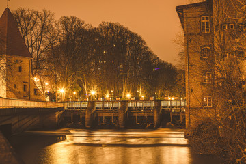 Naklejka premium nacht, stadt, wasser, architektur, fluss, brücke, europa, abend, licht, amsterdam, prag, pueblo, bauwerk, alt, anreisen, italien, ortsbild, licht, kanal, strasse, paris, emporragen, landschaft, fra