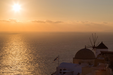 Fototapeta na wymiar Beatiful sunset in Oia Village on the island of Santorini