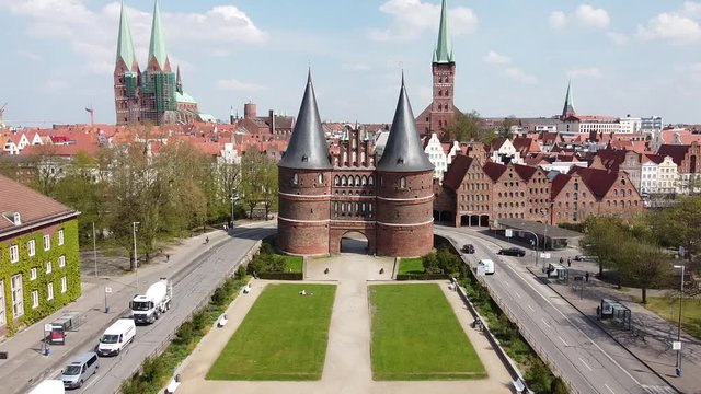 Das Holstentor der Hansestadt L&uuml;beck. Das ehemalige Tor zur Stadt, mit der dahinterliegenden Altstadt.