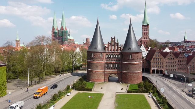 Luftaufnahme vom Holstentor in der Hansestadt L&uuml;beck