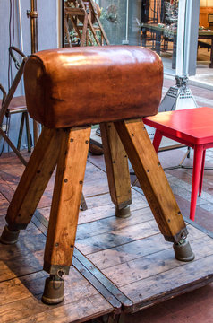 ancien cheval d'ar&ccedil;on gymnastique d&eacute;coration cuir et bois